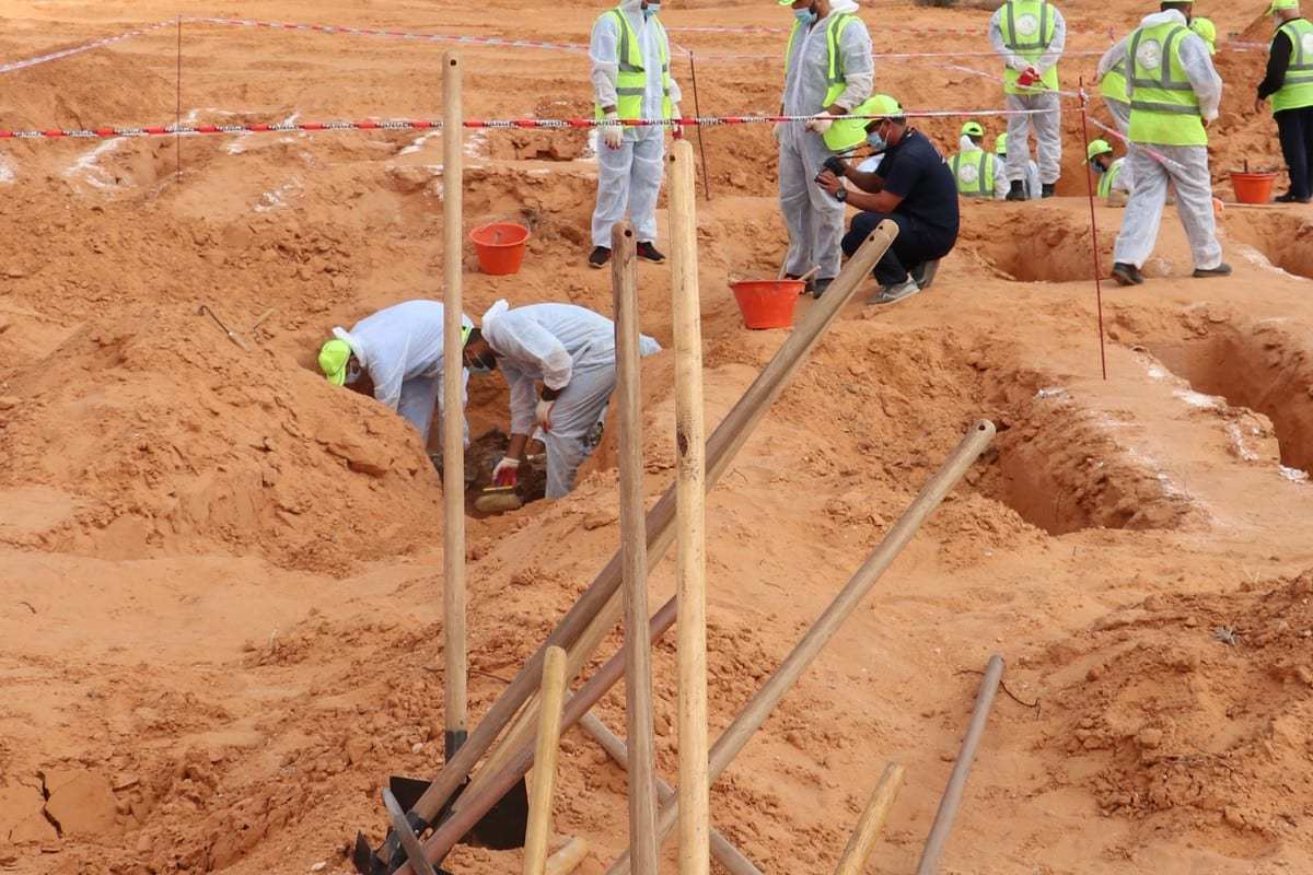 Profissionais forenses conduzem a escavação de uma cova coletiva em Tarhuna, na Líbia, 7 de novembro de 2020 [Mücahit Aydemir/Agência Anadolu]
