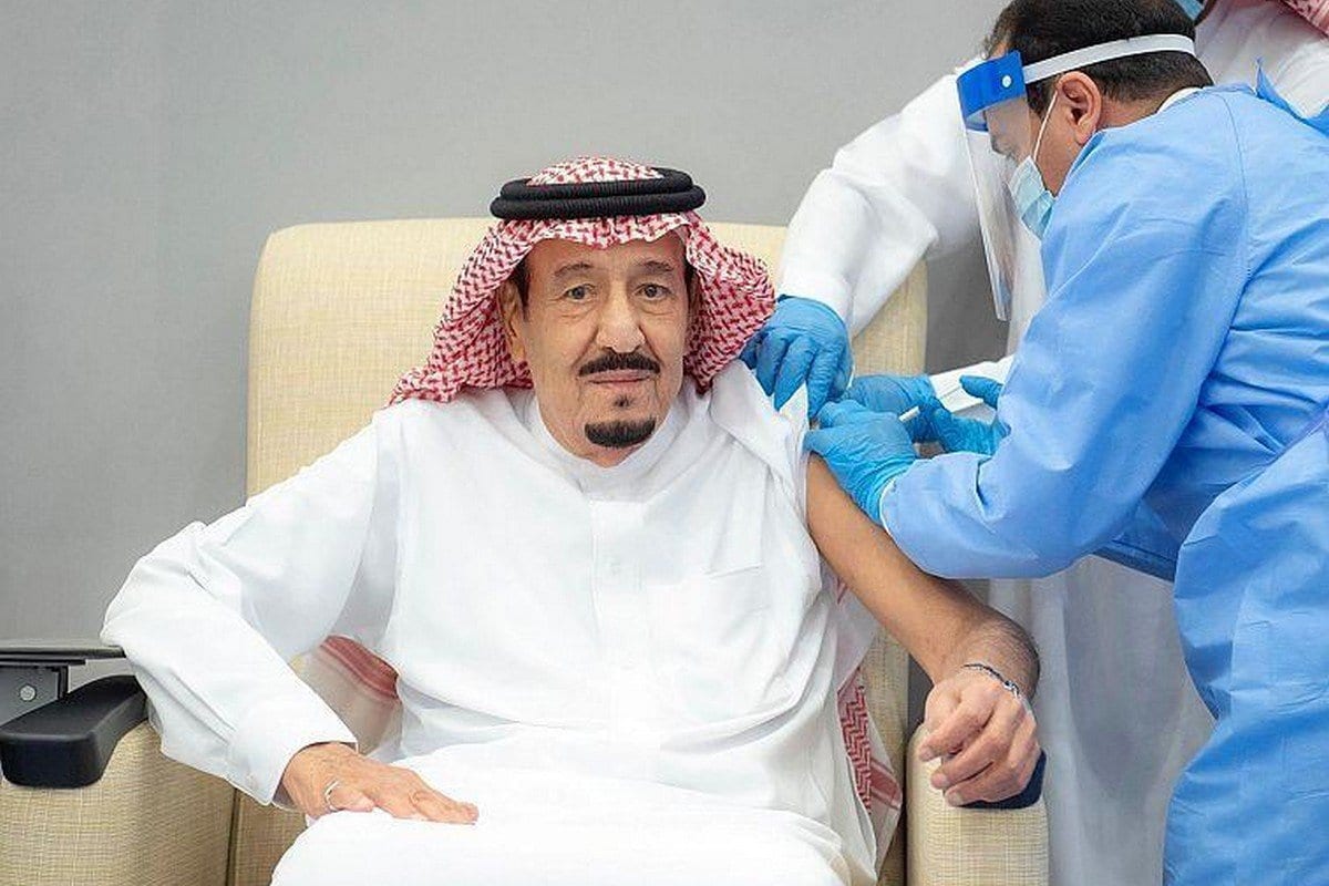 Rei da Arábia Saudita, Salman Bin Abdulaziz, recebe a primeira dose da vacina contra o covid-19, em 8 de janeiro de 2021 [SPA]

