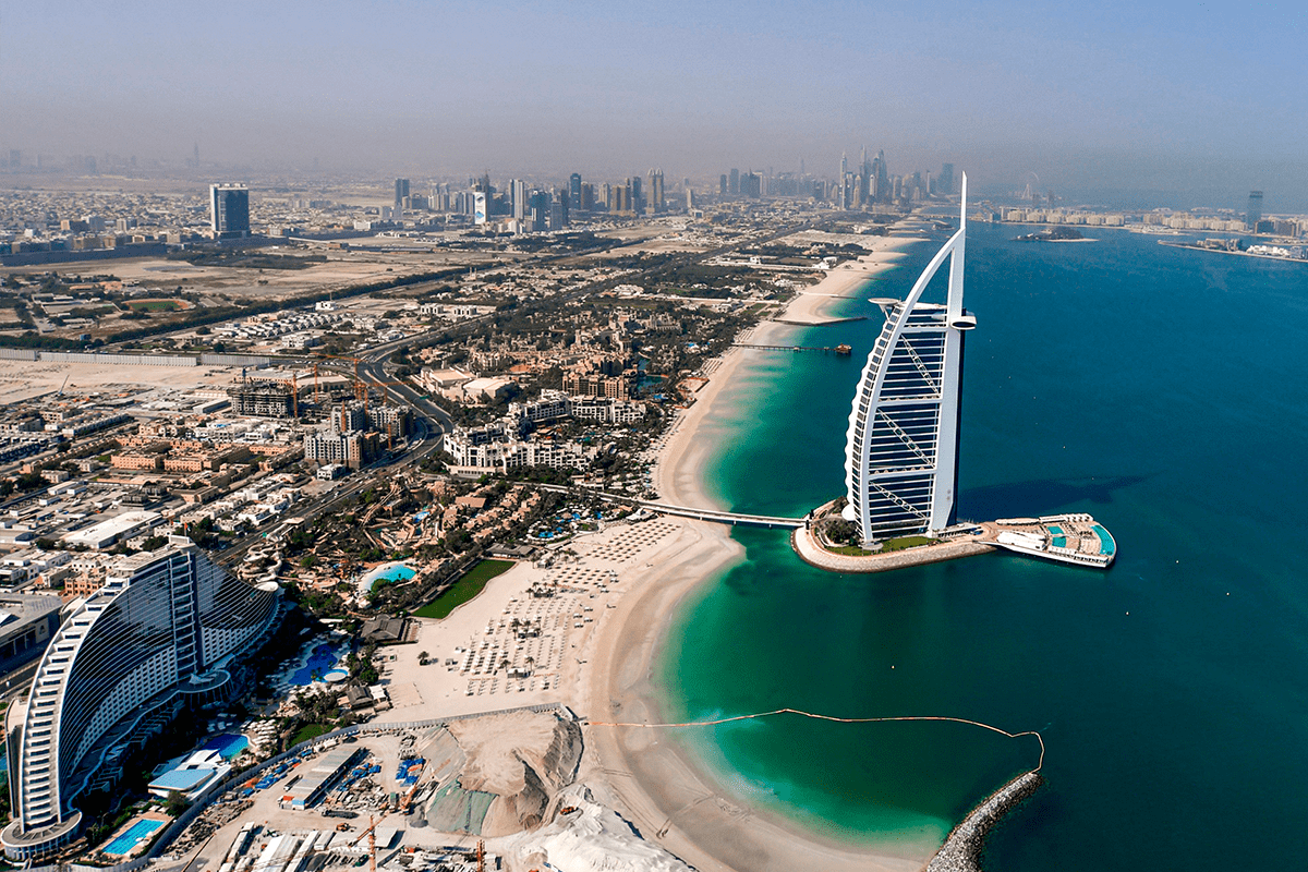 Vista aérea do hotel Burj al-Arab em Dubai. [Karim Sahib/ FP via Getty Images]
