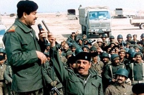 Saddam Hussein e as suas tropas durante a Primeira Guerra do Golfo [Wikipedia]