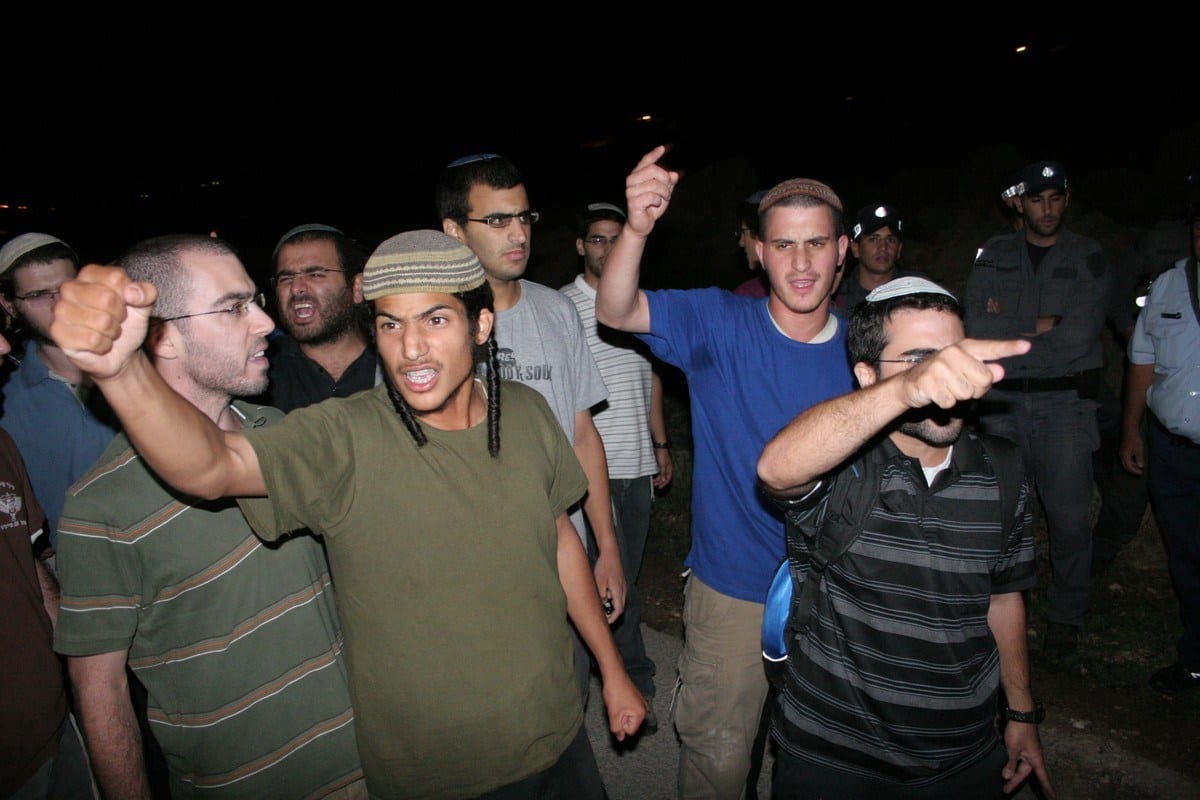 Colonos israelenses na Cisjordânia, em 31 de agosto de 2010. [Mamoun Wazwaz/ApaImages].
