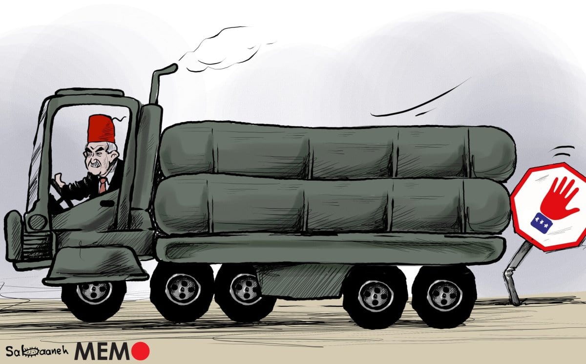 EUA sancionam Turquia sobre a compra de míssil russo - Charge [Sabaaneh / Monitor do Oriente Médio]