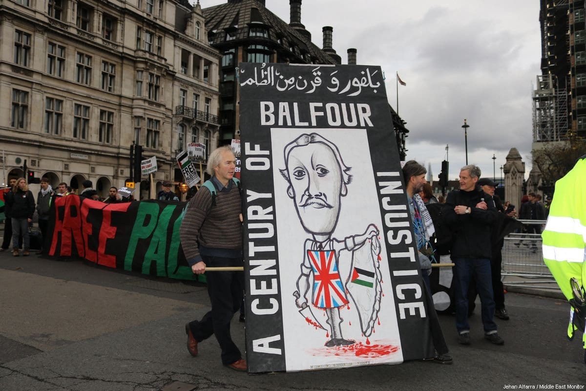 Os londrinos marcam 100 anos desde Balfour Declaração em um protesto para reconhecer a opressão contínua dos palestinos e pedindo desculpas do governo britânico, em Londres em 4 de novembro de 2017 [Jehan Alfarra / Monitor do Oriente Médio]