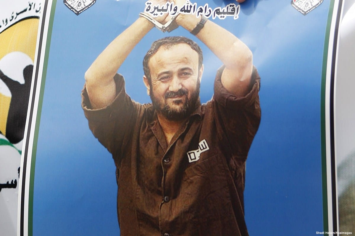 Um pôster retratando o retrato do líder do Fatah, Marwan Barghouti, durante um protesto em 14 de abril de 2015. [Shadi Hatem/Apaimages]
