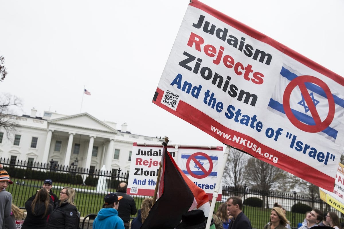 Uma manifestação palestina em frente à Casa Branca durante a conferência anual American Israel Public Affairs Committee (AIPAC), em Washington, EUA, em 26 de março de 2017. [Samuel Corum/Agência Anadolu]
