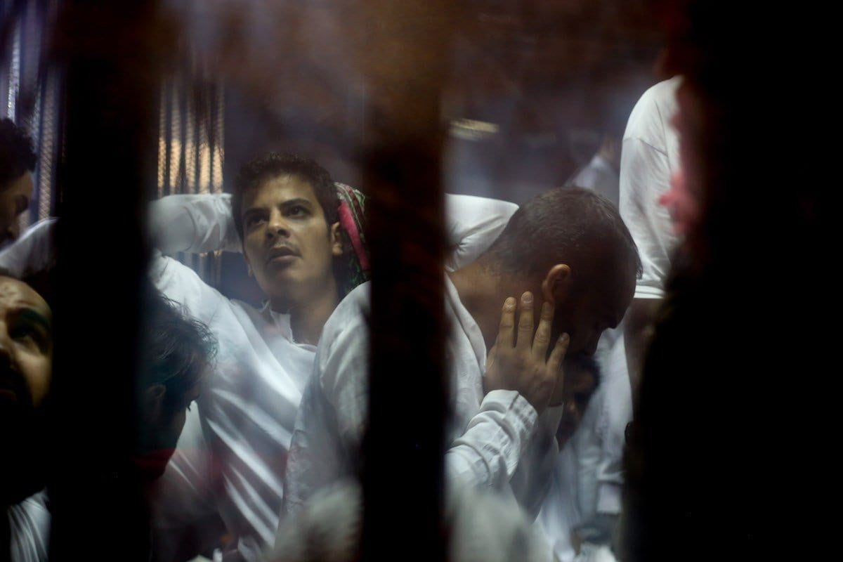 Os réus são vistos durante a sessão de julgamento sumário do julgamento de ‘Incidentes de gabinete’, presidido pelo juiz Nagy Shehata, no Tribunal Criminal do Cairo em Cario, Egito, em 25 de julho de 2017. [Mostafa El Shemy/Agência Anadolu]