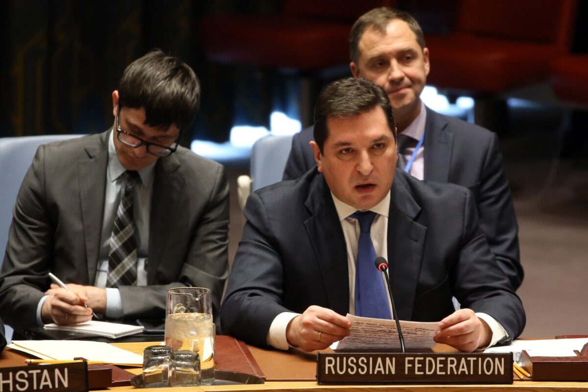 Vladimir Safronkov (centro), representante permanente adjunto da Rússia nas Nações Unidas, em reunião do Conselho de Segurança, 18 de dezembro de 2017 [Mohammed Elshamy/Agência Anadolu]