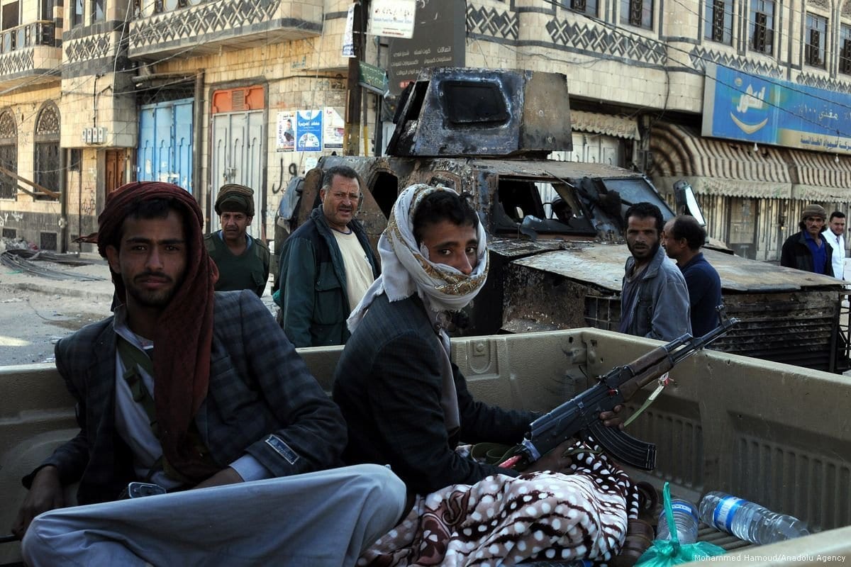 Patrulha de Houthis em Sanaa, Iêmen, em 5 de dezembro de 2017 [Mohammed Hamoud/ Agência Anadolu]