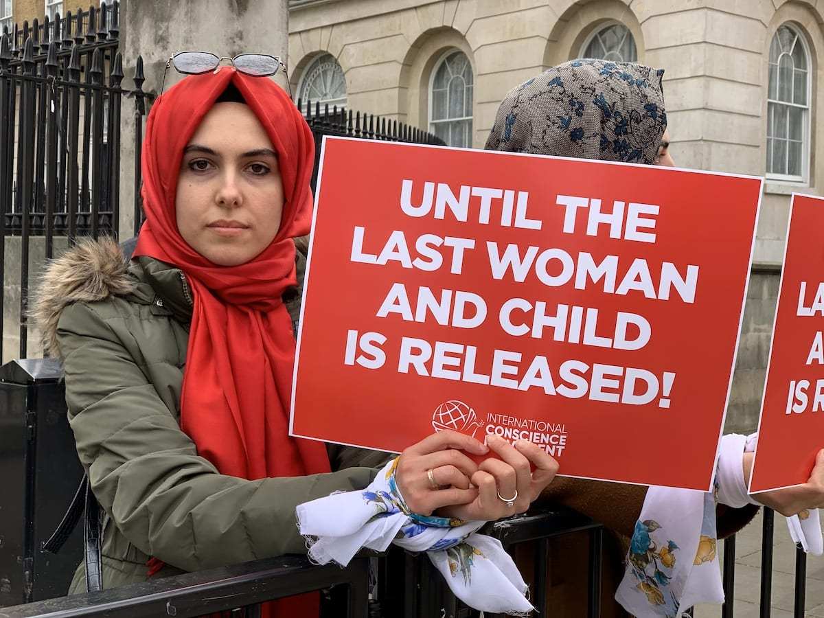 Protesto em Londres pela soltura de mulheres e crianças mantidas em custódia pelo regime sírio de Bashar al-Assad, em 8 de março de 2019 [Hasan Esen/Agência Anadolu]