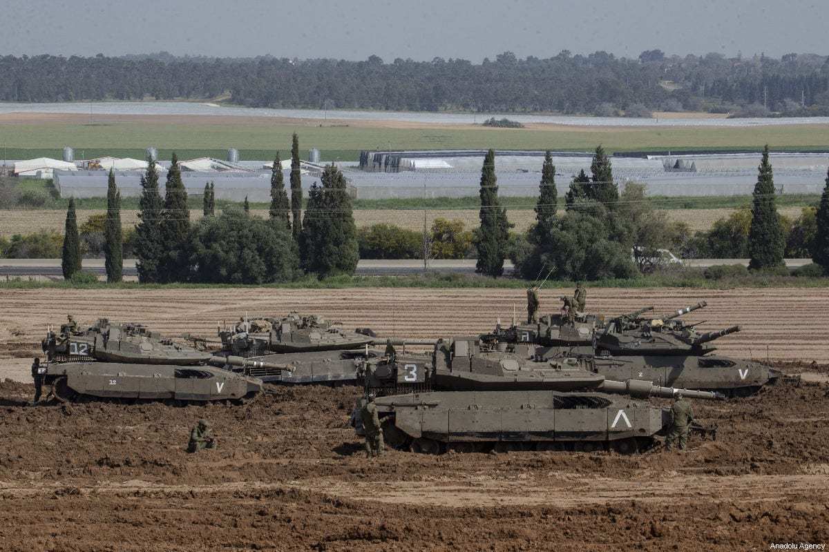  Tanques e veículos blindados israelenses implantados para a fronteira da Faixa de Gaza antes da marcha de aniversário da "Grande Marcha do Retorno", em Sderot, Israel em 29 de março de 2019 [Faiz Abu Rmeleh / Agência Anadolu]