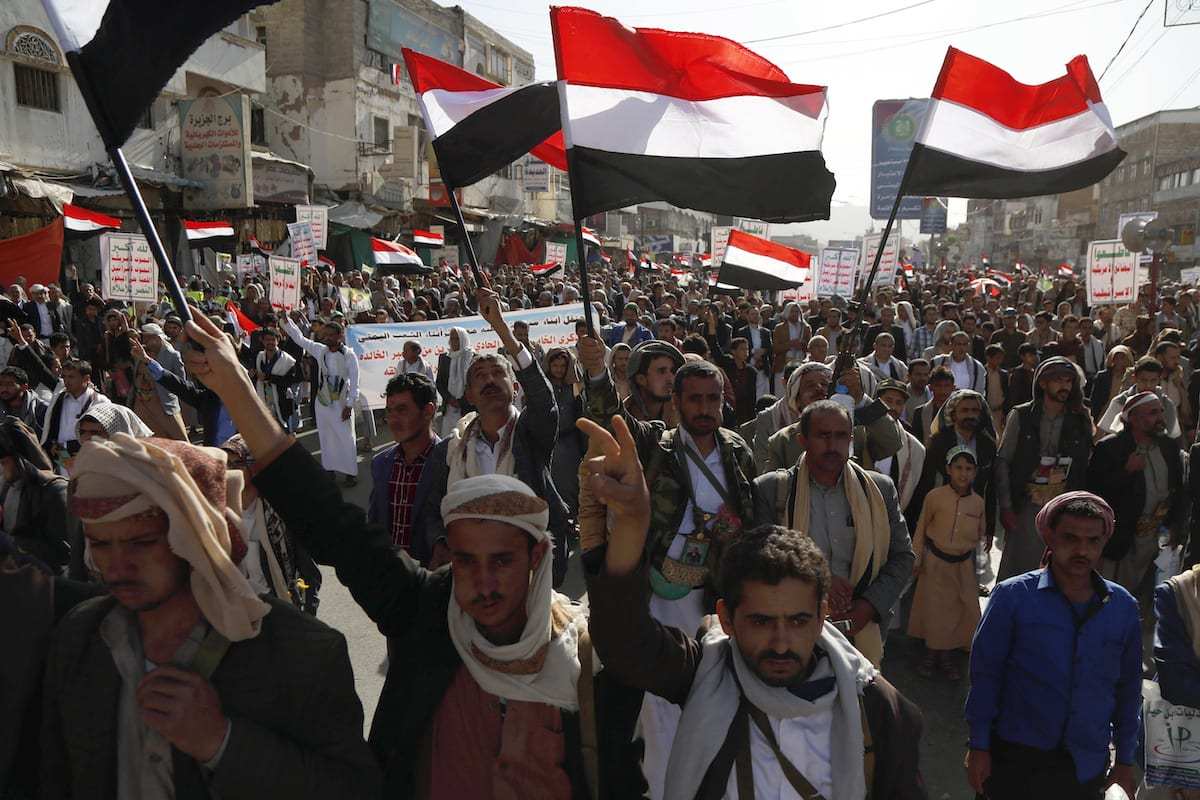 Apoiadores dos Houthis participam da marcha por ocasião do 5º aniversário de Houthis controle da capital iemenita Sanaa, em 21 de setembro de 2019 [Agência Mohammed Hamoud / Anadolu]