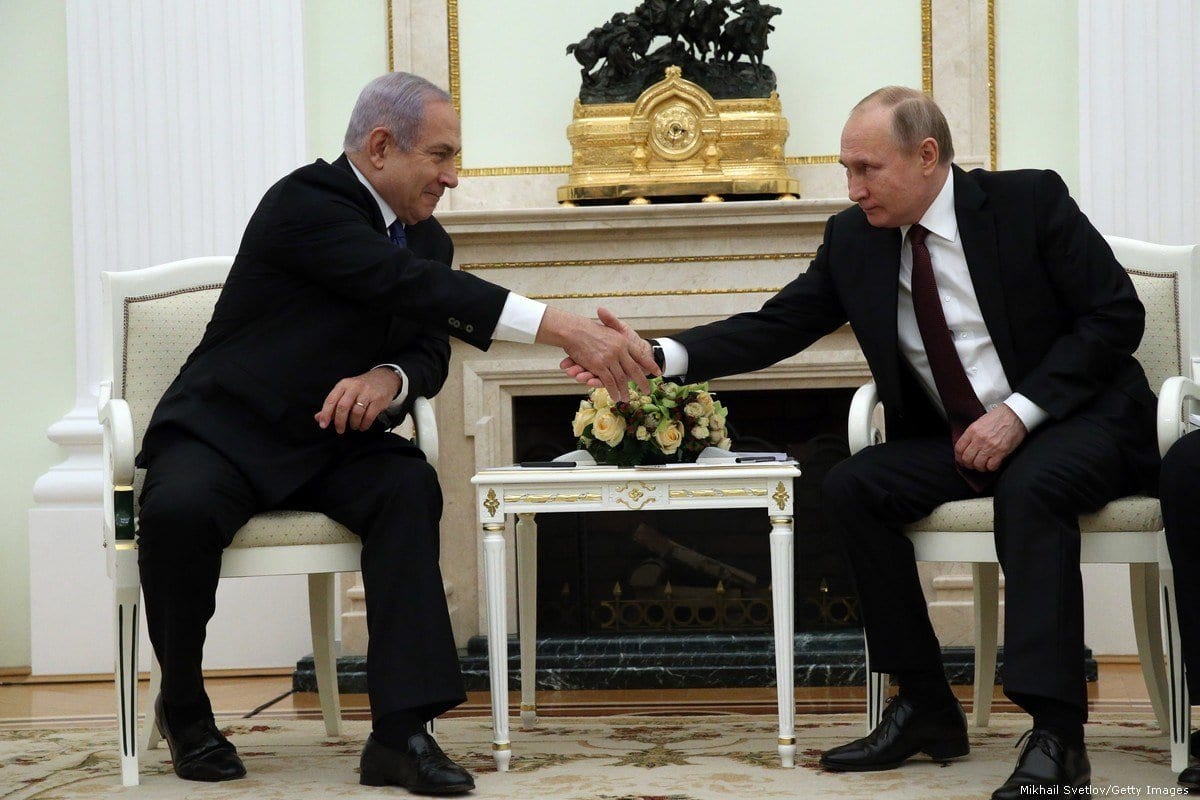 O presidente russo, Vladimir Putin (dir.), cumprimenta o primeiro-ministro israelense Benjamin Netanyahu (esq.) durante suas conversas no Kremlin, em 27 de fevereiro de 2019, em Moscou, Rússia. [Mikhail Svetlov/Getty Images]
