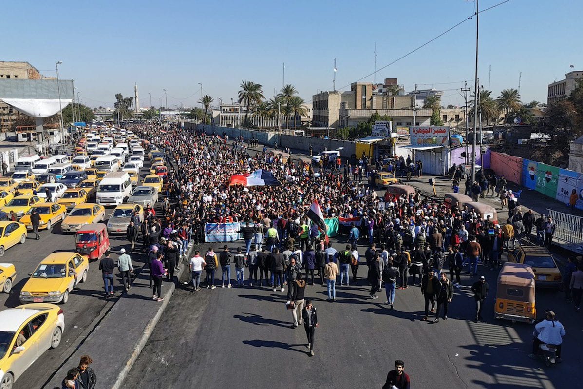 Manifestantes protestam contra o governo iraquiano na praça Tahrir, em Bagdá, capital do Iraque, 26 de janeiro de 2020 [Murtadha Al-Sudani/Agência Anadolu]
