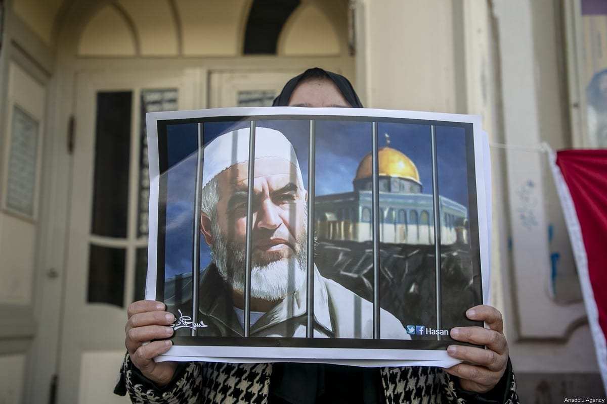 Grupo de tunisianos exibe cartazes em protesto contra a decisão judicial israelense de condenar Raed Salah a 28 meses de prisão, em frente ao Teatro Municipal de Túnis, capital da Tunísia, 21 de fevereiro de 2020 [Yassine Gaidi/Agência Anadolu]
