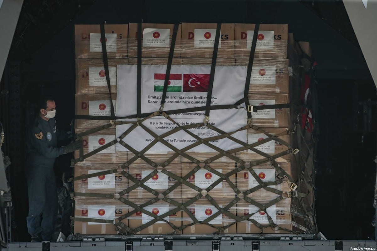 Equipamentos médicos enviados pela Turquia à Somália, em 4 de junho de 2020 [Metin Aktaş/Agência Anadolu]