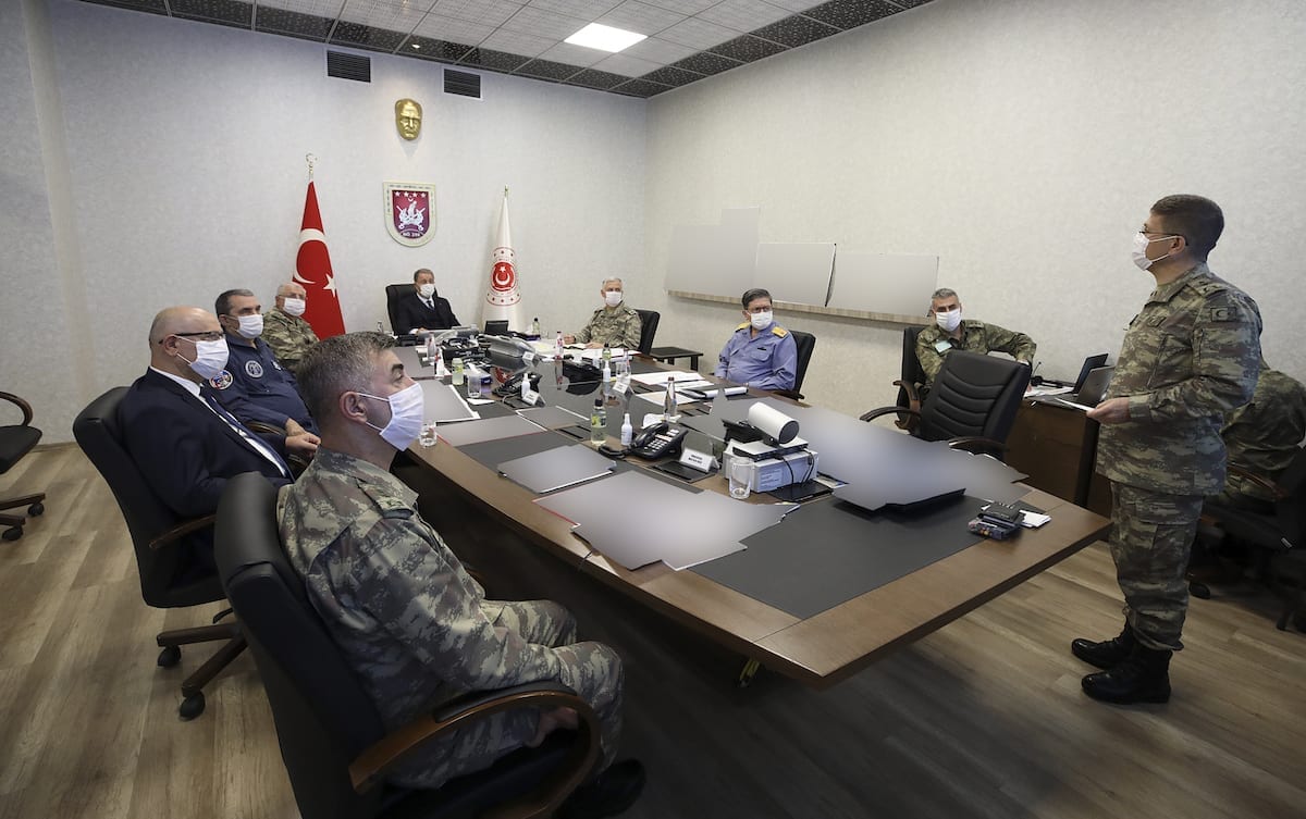 Ministro de Defesa Nacional da Turquia Hulusi Akar (centro, fundo) reúne-se com o Comando das Forças Armadas da Turquia para gerenciar e despachar a Operação Garra de Tigre, em Ancara, Turquia, 17 de junho de 2020 [Arif Akdogan/Agência Anadolu]
