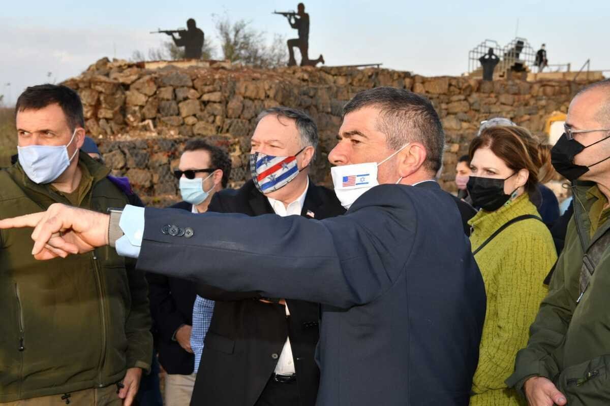 Ex-Secretário de Estado dos Estados Unidos Mike Pompeo (centro) e Ministro de Relações Exteriores de Israel Gabi Ashkenazi (3° à esquerda) inspecionam as colinas de Golã, em 19 de novembro de 2020 [Ministério de Relações Exteriores de Israel/Agência Anadolu]