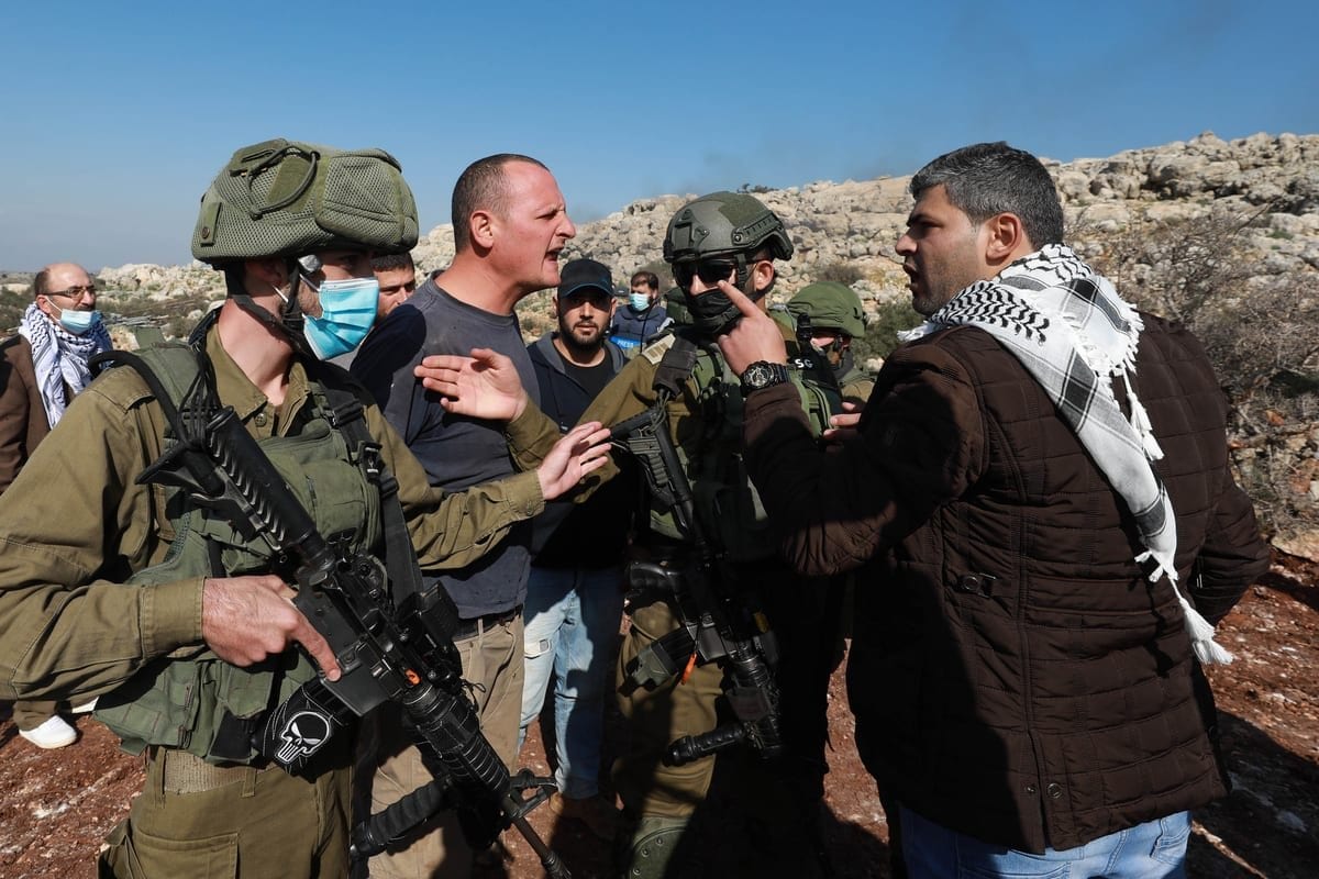 Forças israelenses reprimem palestinos que defendem-se da expropriação de terras agrárias por colonos ilegais, na região de al-Ras, em Selfit, Cisjordânia ocupada, 30 de novembro de 2020 [Issam Rimawi/Agência Anadolu]