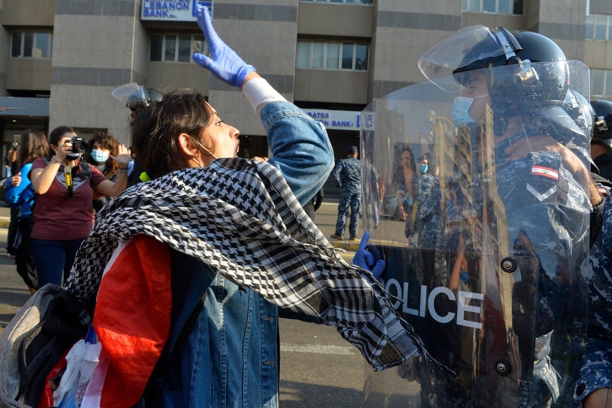 Manifestantes e forças de segurança enfrentam bancos em Beirute em um protesto contra as condições econômicas em 28 de abril de 2020. [Houssam Shbaro/Anadolu Agency]

