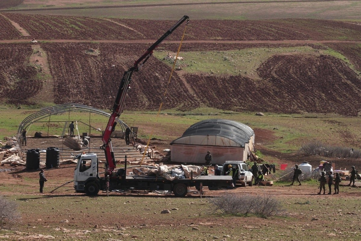 O exército israelense demole cerca de 40 tendas e estruturas de palestinos em Himsa al-Bakia, em uma área a leste da aldeia palestina de Tubas, na Cisjordânia ocupada, em 1º de fevereiro de 2021. [Nedal Eshtayah/ Agência Anadolu]
