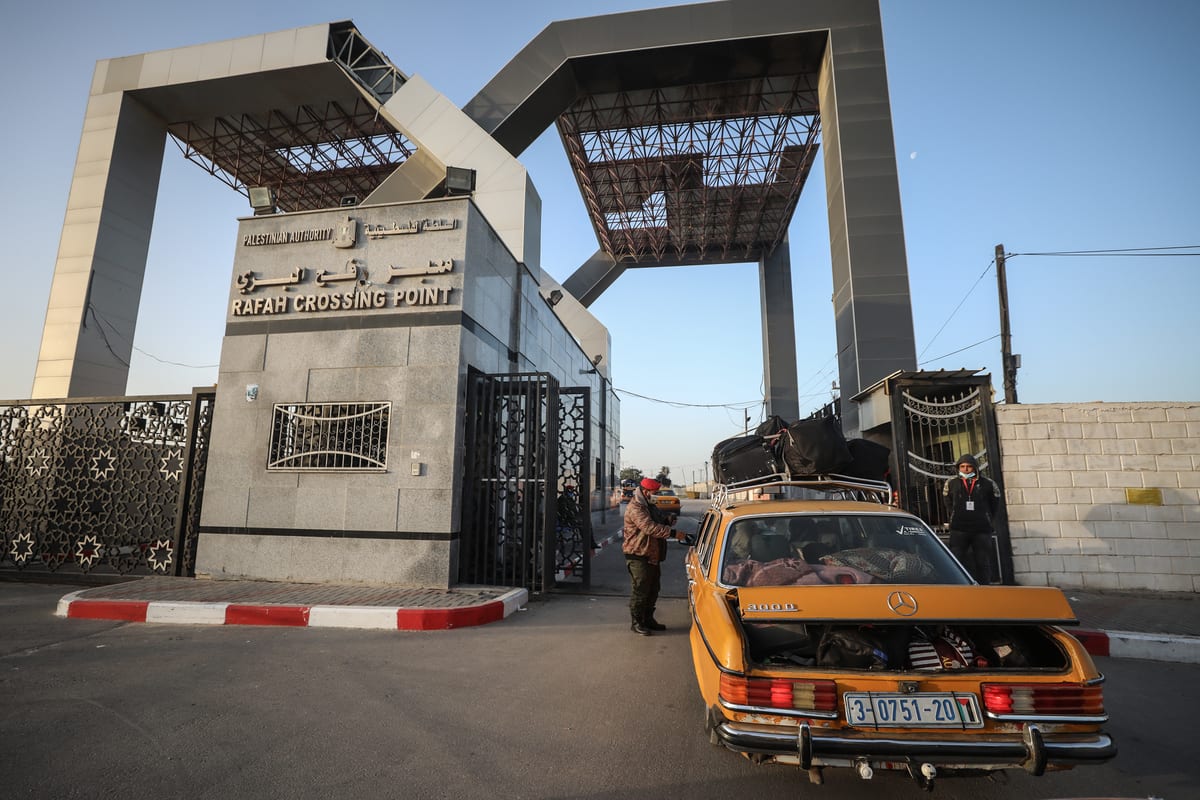Vista da entrada do Ponto de Travessia de Rafah após o anúncio de que o Egito iria reabri-lo de 1º a 4 de fevereiro na área de embarque da fronteira de Rafah entre a Faixa de Gaza e o Egito, em 2 de fevereiro de 2021. [Ali Jadallah/Agência Anadolu]
