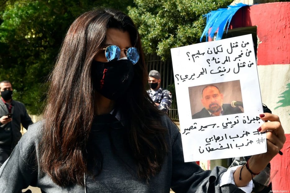 Manifestantes reúnem-se em frente ao Palácio da Justiça em protesto contra o assassinato de Luqman Salim, ativista crítico ao Hezbollah, em Beirute, Líbano, 4 de fevereiro de 2021 [Houssam Shbaro/Agência Anadolu]