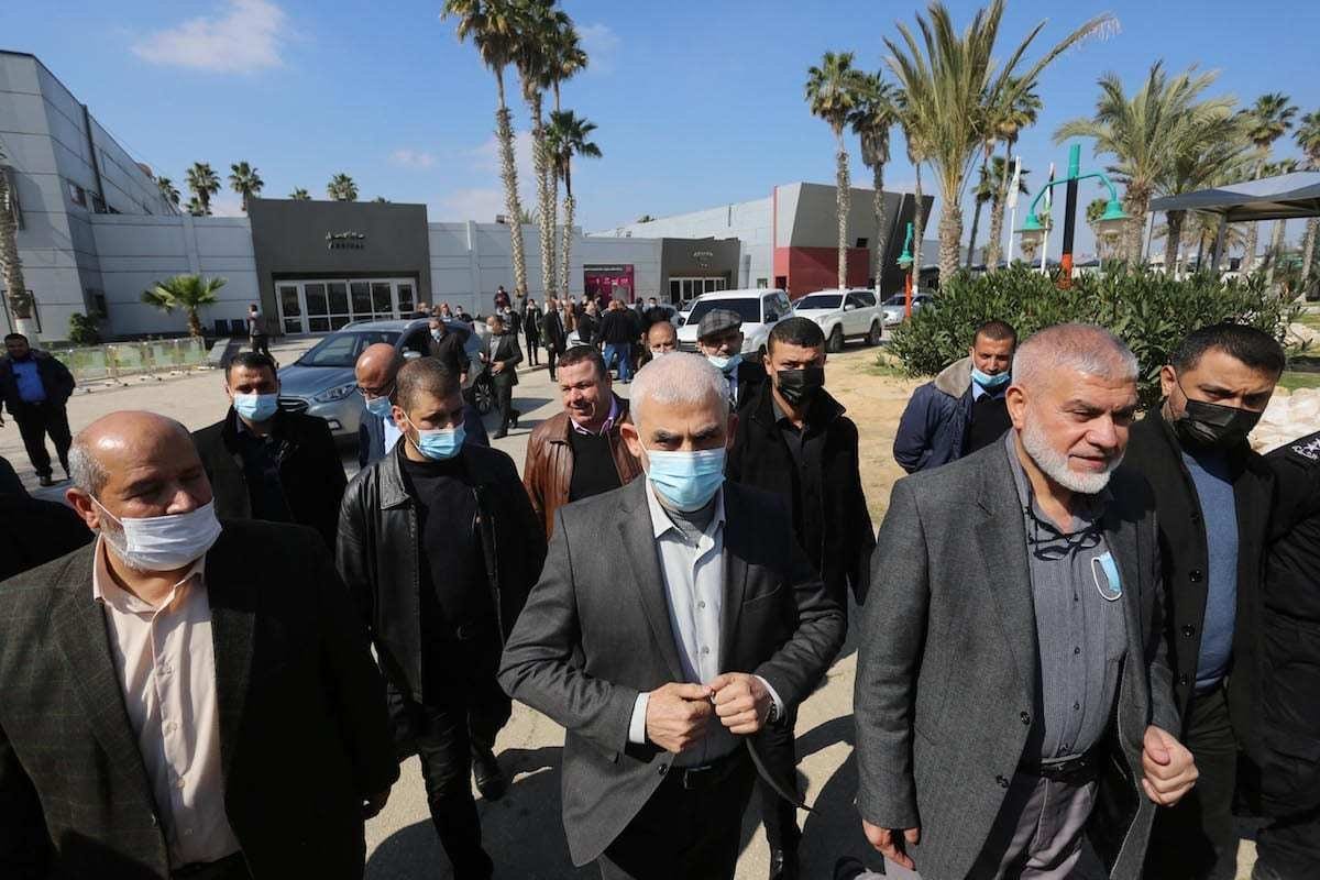 Diretor do Hamas Khalil al-Hayya (à esquerda) e líder do movimento em Gaza, Yahya Sinwar (centro), encontram-se com representantes dos grupos palestinos na travessia de fronteira de Rafah, para prosseguir com as reuniões de diálogo nacional no Cairo, capital do Egito, na Faixa de Gaza, em 7 de fevereiro de 2021 [Ashraf Amra/Agência Anadolu]
