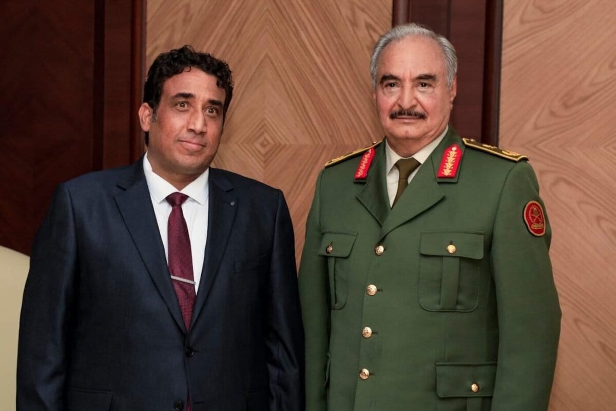 O presidente do governo interino da Líbia, Mohammad Younes Menfi (esq.) encontra o senhor da guerra Khalifa Haftar (dir.) em Benghazi, Líbia, em 11 de fevereiro de 2021. [Gabinete de Imprensa das Forças de Khalifa Haftar/Anadolu Agency]
