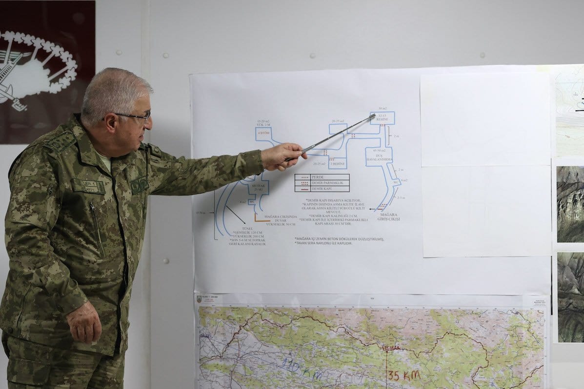 O chefe do Estado-Maior da Turquia, general Yasar Guler, é informado sobre a Operação Claw-Eagle 2, lançada na região de Gara, no norte do Iraque, para evitar que o PKK restabeleça posições no Centro de Operações na linha de fronteira onde a operação foi dirigida em Sirnak, Turquia, em 14 de fevereiro de 2021. [Arif Akdoğan/Anadolu Agency]