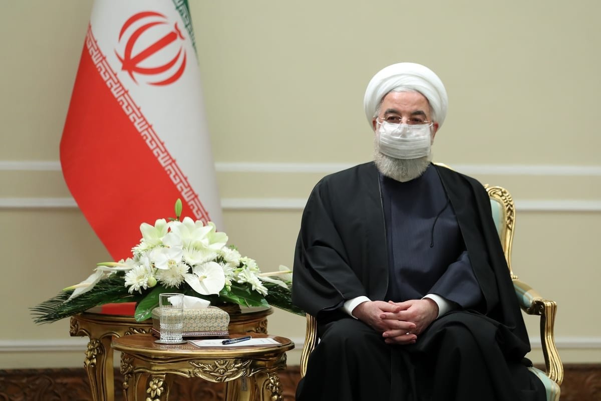 O presidente iraniano Hassan Rouhani recebe o ministro das Relações Exteriores do Catar, Mohammed bin Abdulrahman bin Jassim Al-Thani (não visto), em Teerã, Irã, em 16 de fevereiro de 2021. [Presidência do Irã/Anadolu Agency]
