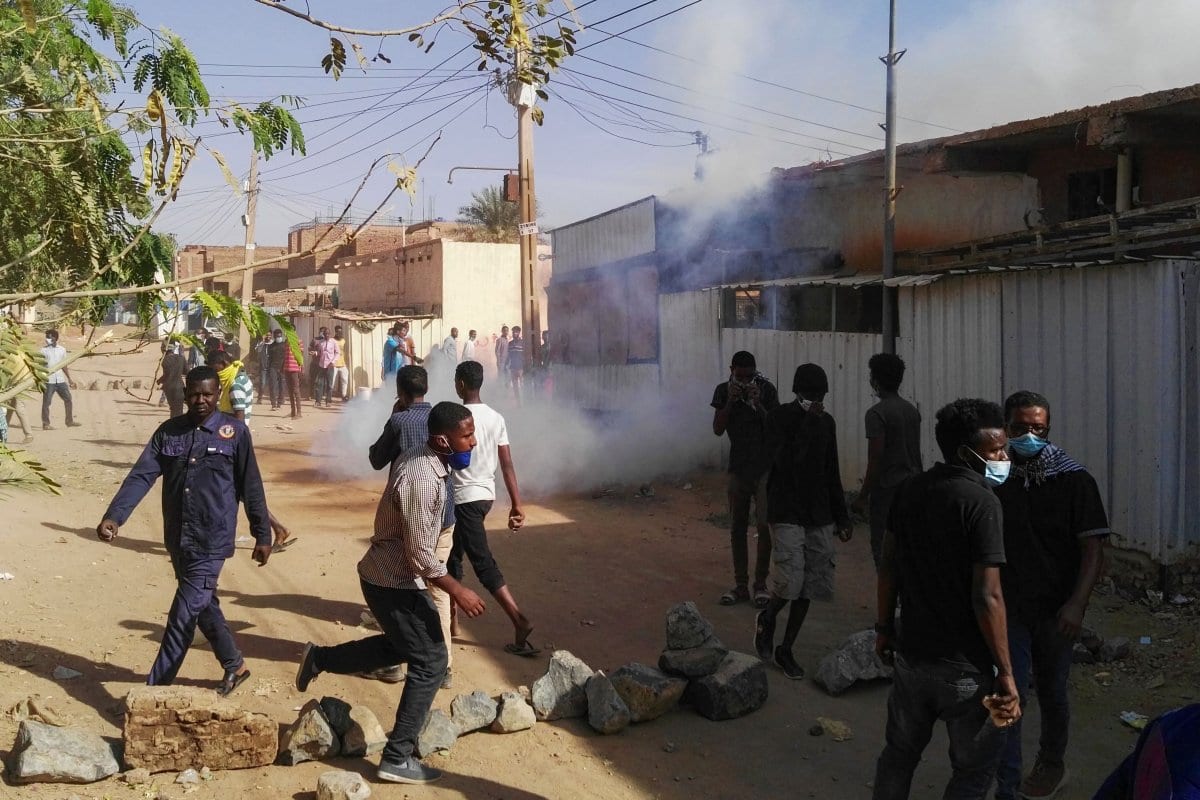 Manifestantes sudaneses protestam contra seu governo no distrito de Burri, na capital, Cartum, em 24 de fevereiro de 2019 [Stringer/ AFP/ Getty Imagens]
