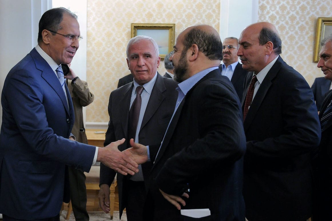 O ministro das Relações Exteriores da Rússia, Sergei Lavrov (esq.), dá as boas-vindas a Azzam al-Ahmed, membro do Fatah, Mussa Abu Marzuk, do Hamas, e Maher al-Taher, da Frente Popular para a Libertação da Palestina em encontro em Moscou, em 23 de maio de 2011. [Alexander Nemenov/AFP via Getty Images]
