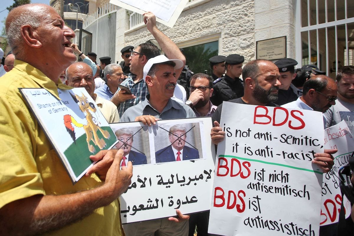 Protesto em frente ao escritório diplomático da Alemanha em Ramallah, Cisjordânia ocupada, após o Bundestag (parlamento alemão) condenar o movimento de Boicote, Desinvestimento e Sanções (BDS) como antissemita, em 22 de maio de 2019 [AFP/Getty Images]
