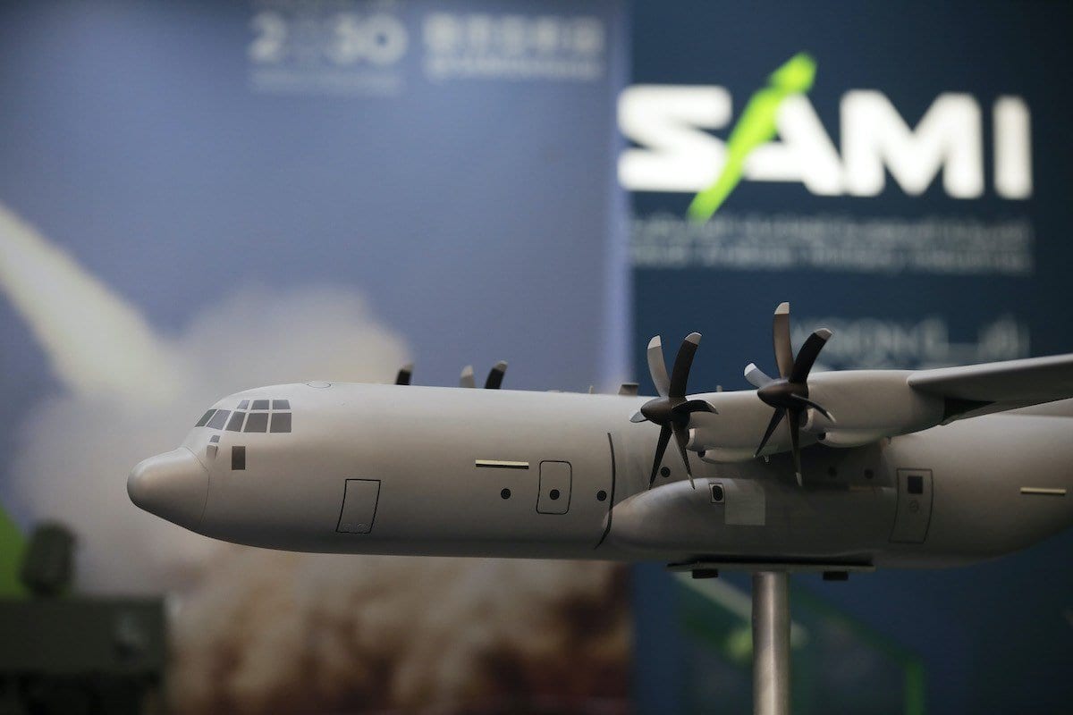Modelo da aeronave de transporte militar C130, fabricada pela corporação Lockheed Martin, em exibição no estande da Indústria Militar da Arábia Saudita, durante o 53ª Feira Internacional Aeronáutica de Paris, em Le Bourget, na capital da França, 18 de junho de 2019 [Jason Alden/Bloomberg via Getty Images]