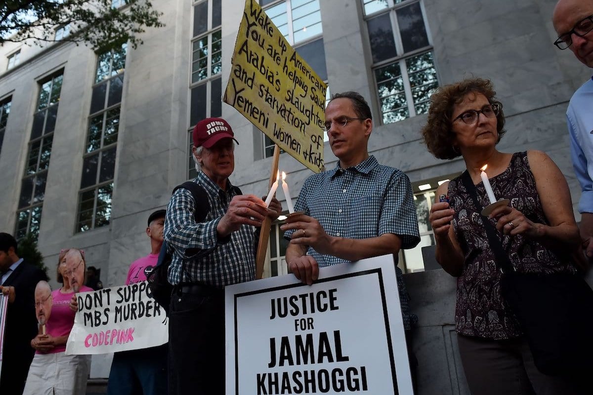 Pessoas se reúnem em frente à Embaixada da Arábia Saudita em 2 de outubro de 2019 em Washington, DC, para lembrar Jamal Khashoggi, jornalista saudita e colunista colaborador do Washington Post, morto por uma equipe de assassinos no consulado da Arábia Saudita em Istambul. - O fundador da Amazon e proprietário do Washington Post, Jeff Bezos, juntou-se a ativistas em Istambul para um serviço memorial em frente ao consulado saudita onde o jornalista Jamal Khashoggi foi assassinado há um ano. (Foto de Olivier Douliery / AFP)
