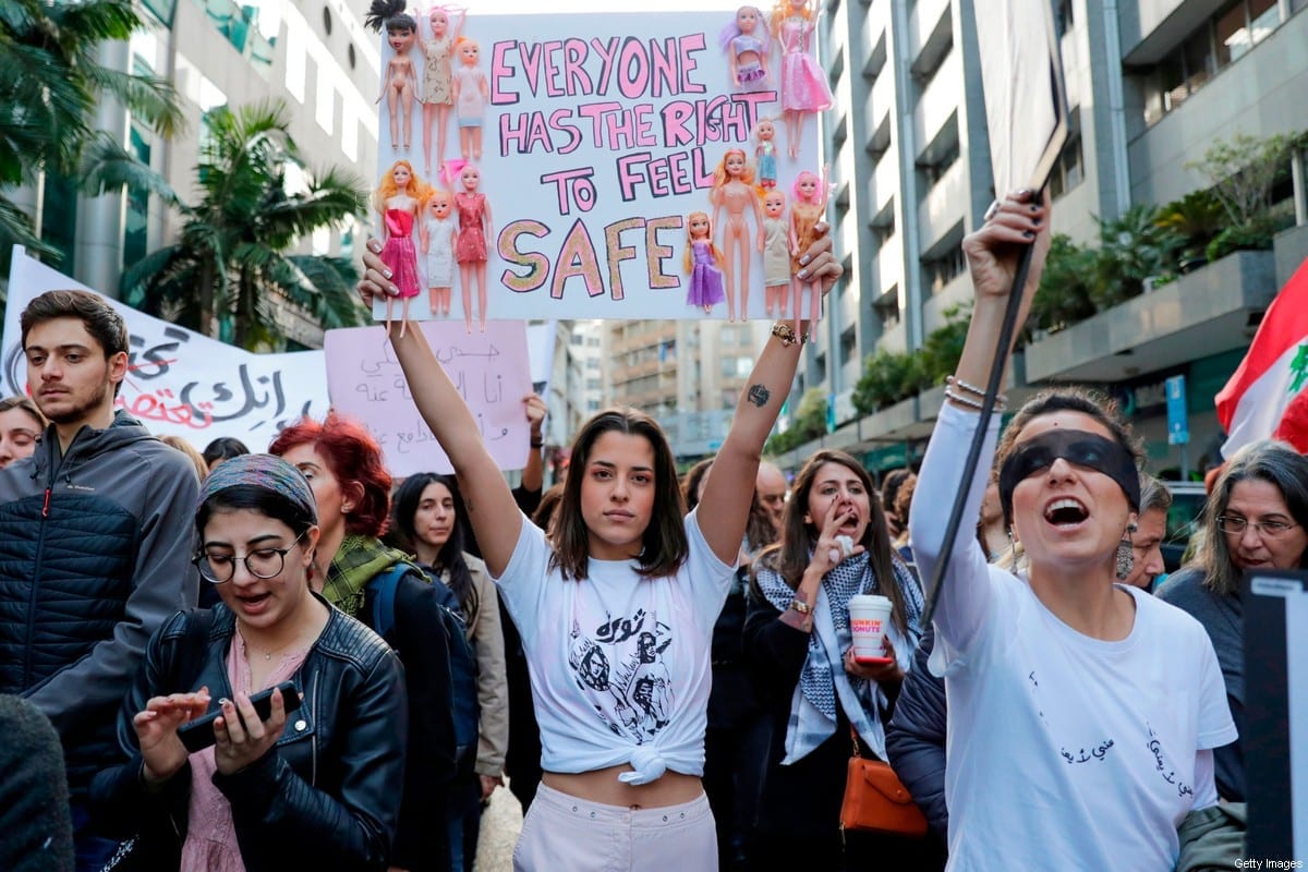 Ativistas participam de manifestação contra assédio sexual, estupro e violência doméstica no Capital libanesa, Beirute, em 7 de dezembro de 2019. [Anwar Amro/ AFP via Getty Images]
