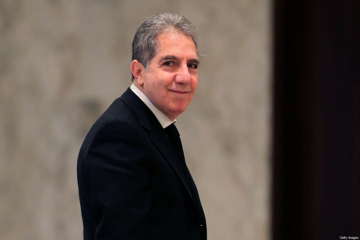 O ministro das Finanças Ghazi Wazni chega para a reunião inaugural do gabinete no palácio presidencial em Baabda, a leste da capital Beirute, em 22 de janeiro de 2020. [AFP via Getty Images]