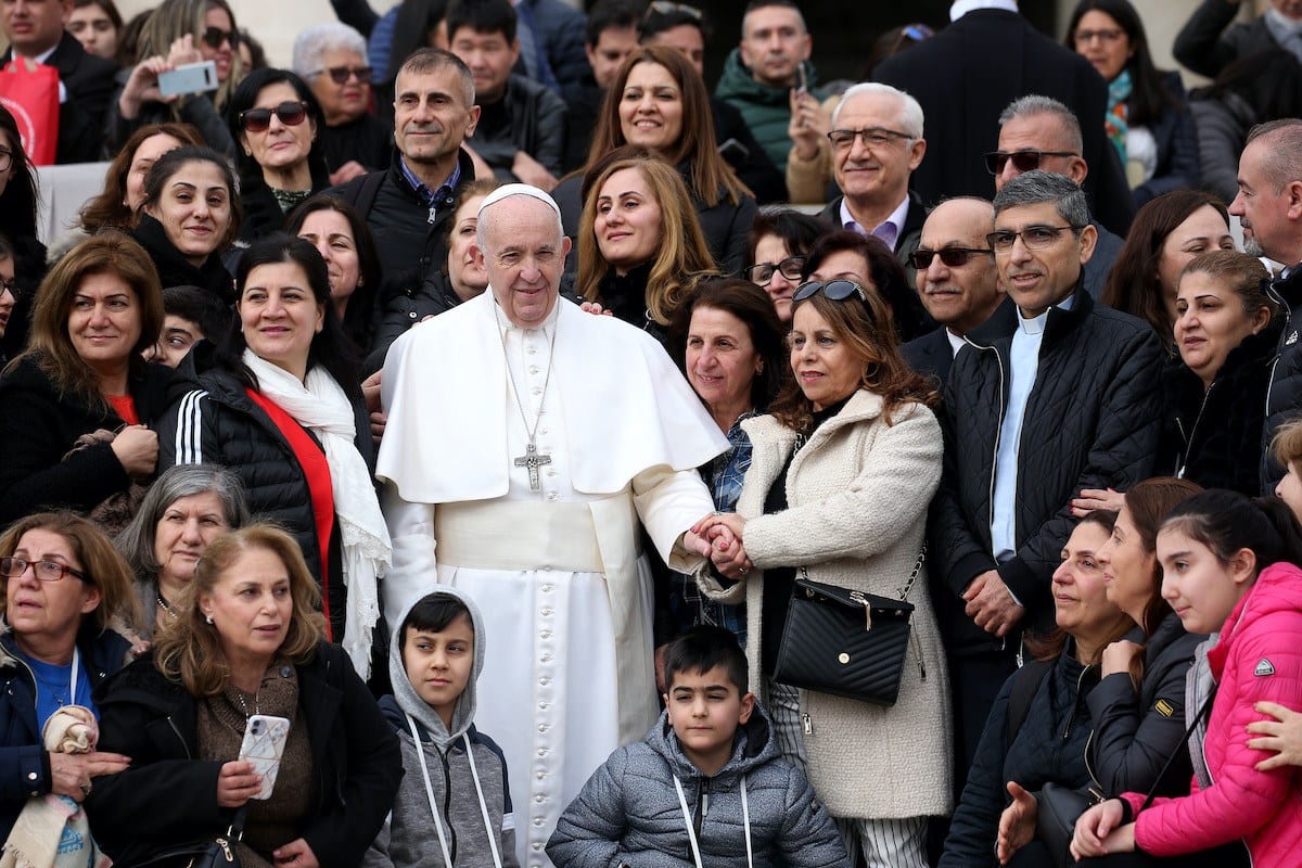 Papa Francisco posa com fiéis iraquianos na Praça de São Pedro, durante sua audiência semanal, no Vaticano, em 26 de fevereiro de 2020 [Franco Origlia/Getty Images]