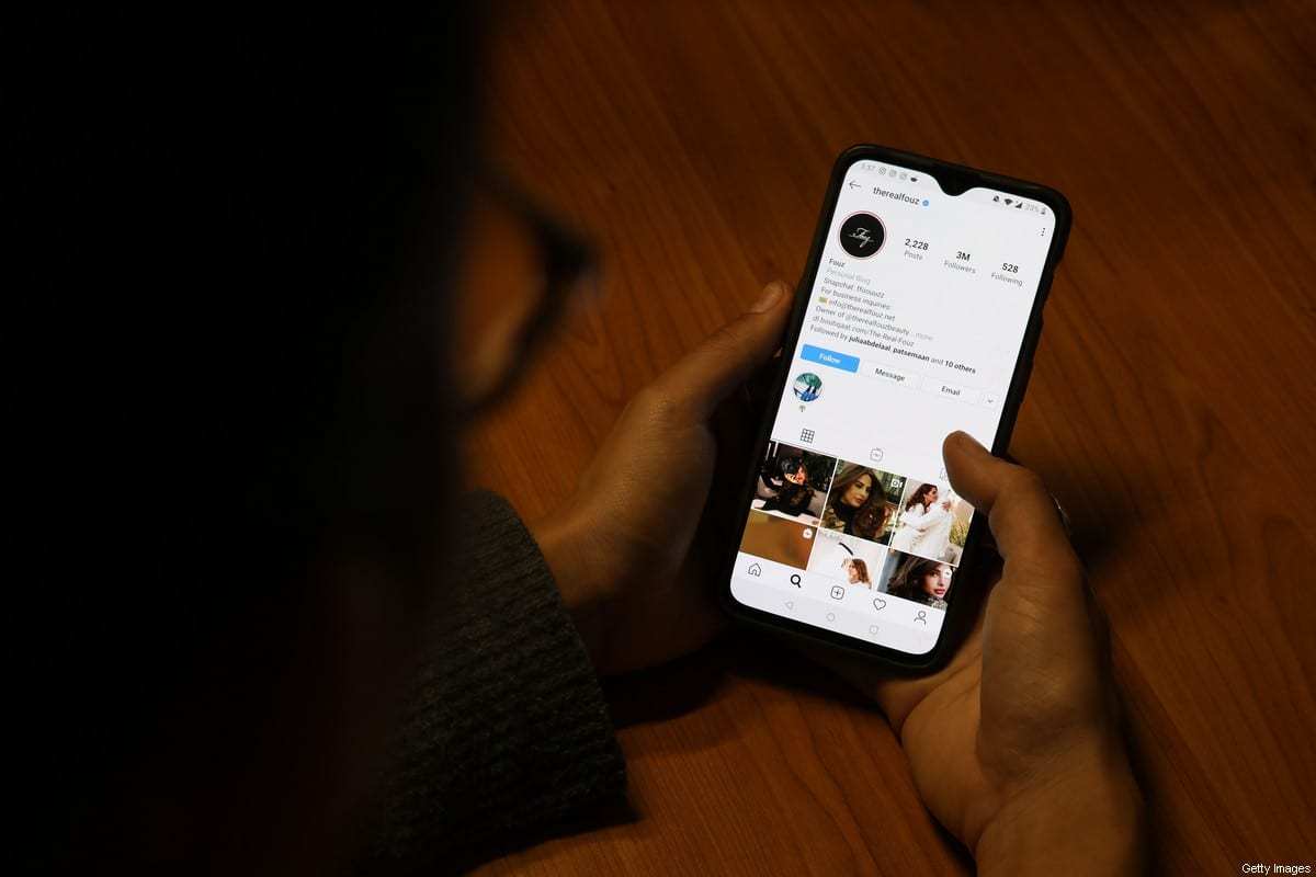 Usuário olha a página do Instagram da influencer saudita Ragda Bakhorji [AFP via Getty Images]
