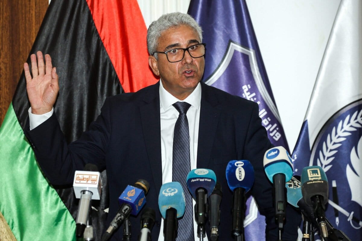 Fathi Bashagha, ministro do Interior do Governo de Acordo Nacional da Líbia reconhecido pela ONU (GNA), fala durante uma entrevista coletiva no Instituto de Treinamento Tajura, a sudeste da capital Trípoli, controlada pela GNA, em 28 de julho de 2020. [Mahmud Turkia/AFP via Getty Images ]