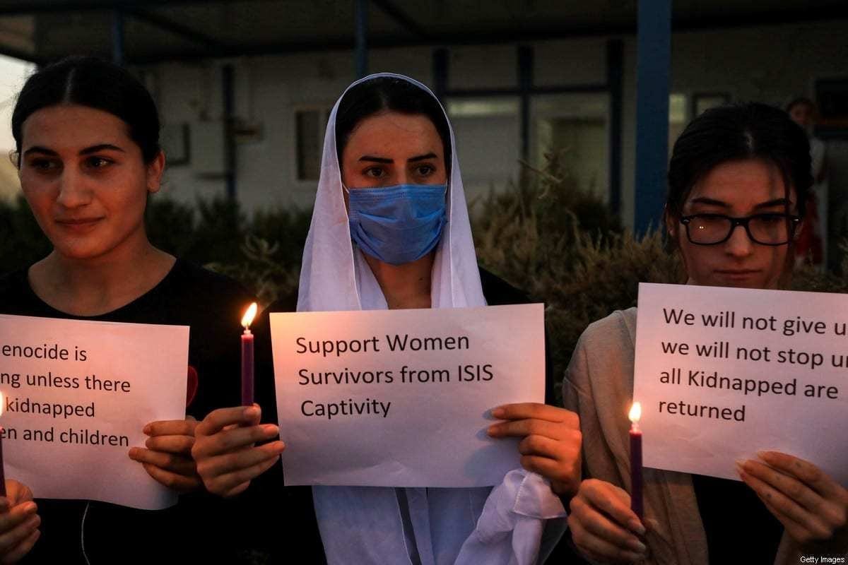 Iazidis iraquianos participam de uma vigília em memória das vítimas de ataques do Daesh (Estado Islâmico) contra a comunidade local, na região de Sharya, a 15 km da cidade de Dohuk, na região autônoma do Curdistão, norte do Iraque, em 3 de agosto de 2020 [Safin Hamed/AFP via Getty Images]
