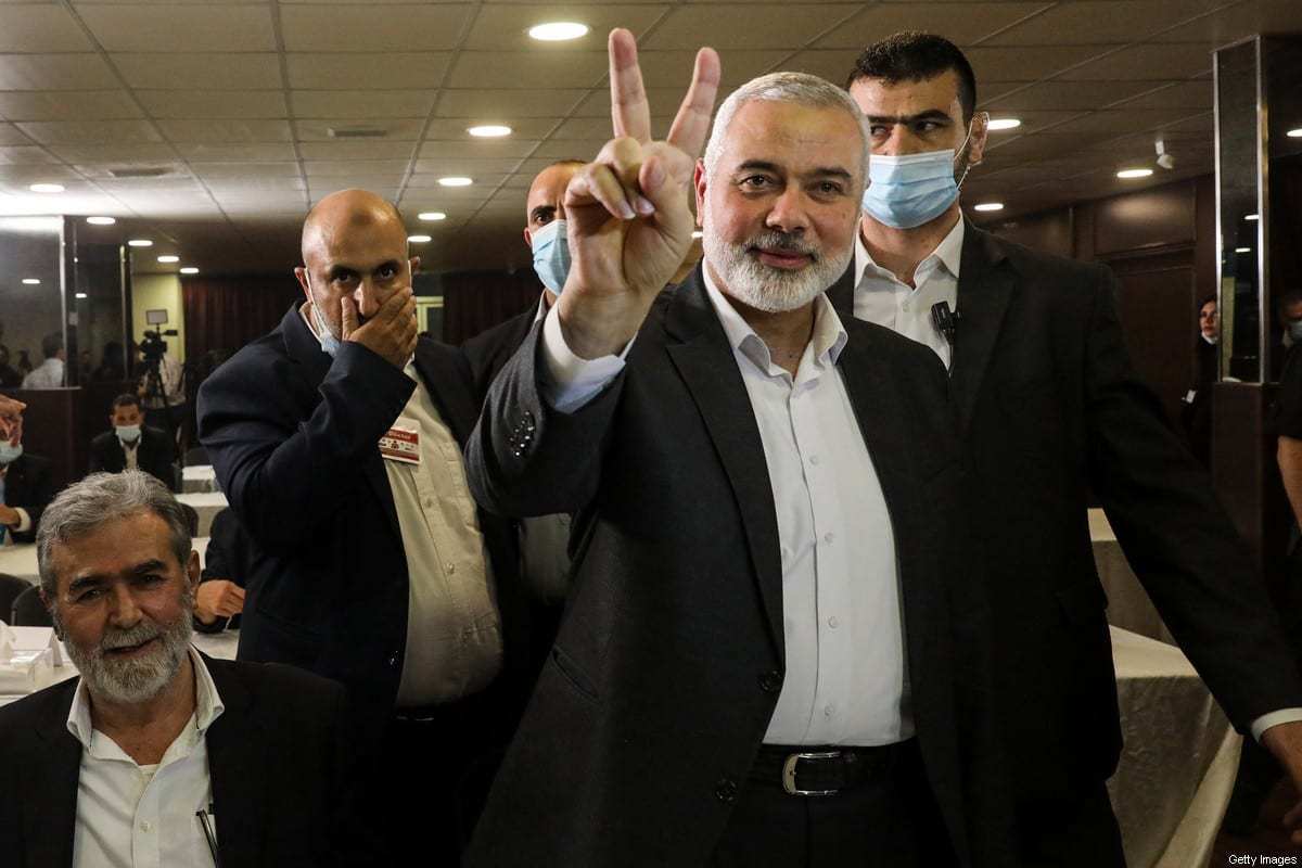 Chefe do Hamas, Ismail Haniyeh faz o “V” de vitória ao chegar para uma reunião com representantes de outras representações palestinas na embaixada palestina na capital do Líbano, Beirute, em 3 de setembro de 2020 [Anwar Amro/ AFP via Getty Images]
