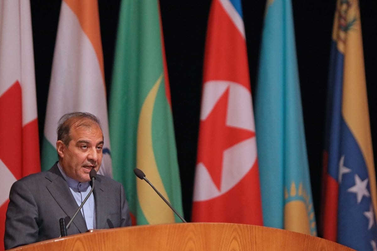 O assistente sênior do ministro das Relações Exteriores iraniano, Ali Asghar Khaji, fala durante a sessão de abertura da conferência internacional sobre o retorno de refugiados realizada na capital da Síria, Damasco, em 11 de novembro de 2020. [Loai Bechara/AFP via Getty Images]