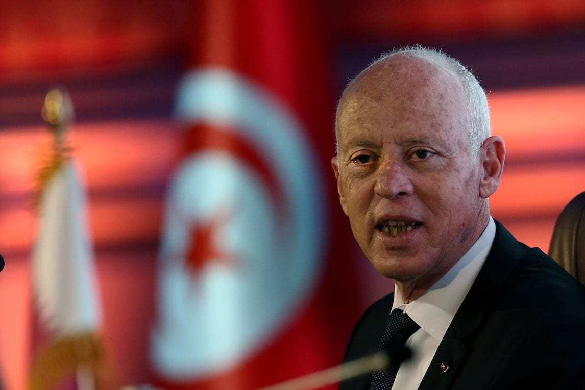 Presidente da Tunísia Kais Saied discursa sobre lei constitucional durante visita ao Catar, em evento sediado pela Universidade Lusail, em 16 de novembro de 2020 [Karim Jaafar/AFP via Getty Images]