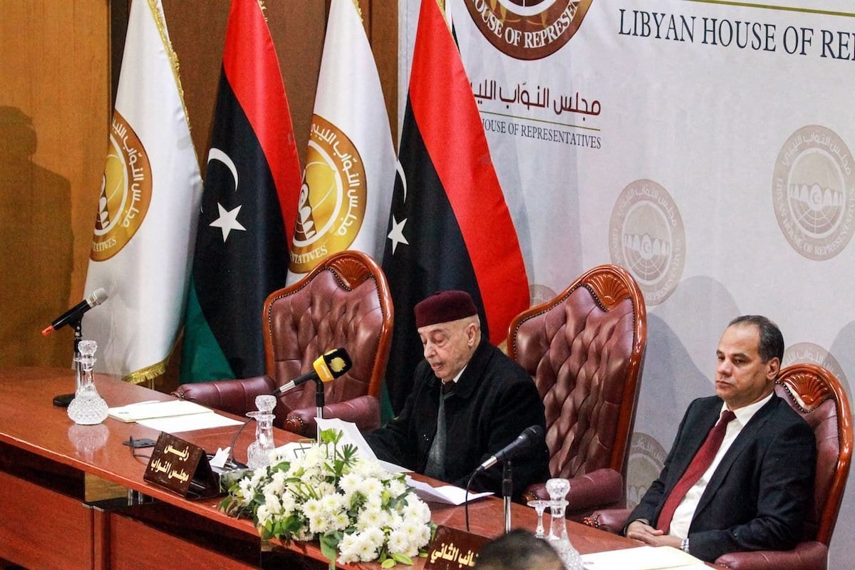 Aguila Saleh Issa (L ), presidente da Câmara dos Representantes da Líbia com sede em Tobruk, preside uma sessão com outros representantes na cidade de Benghazi, no leste da Líbia, em 7 de dezembro de 2020. [Abdullah Doma / AFP via Getty Images]