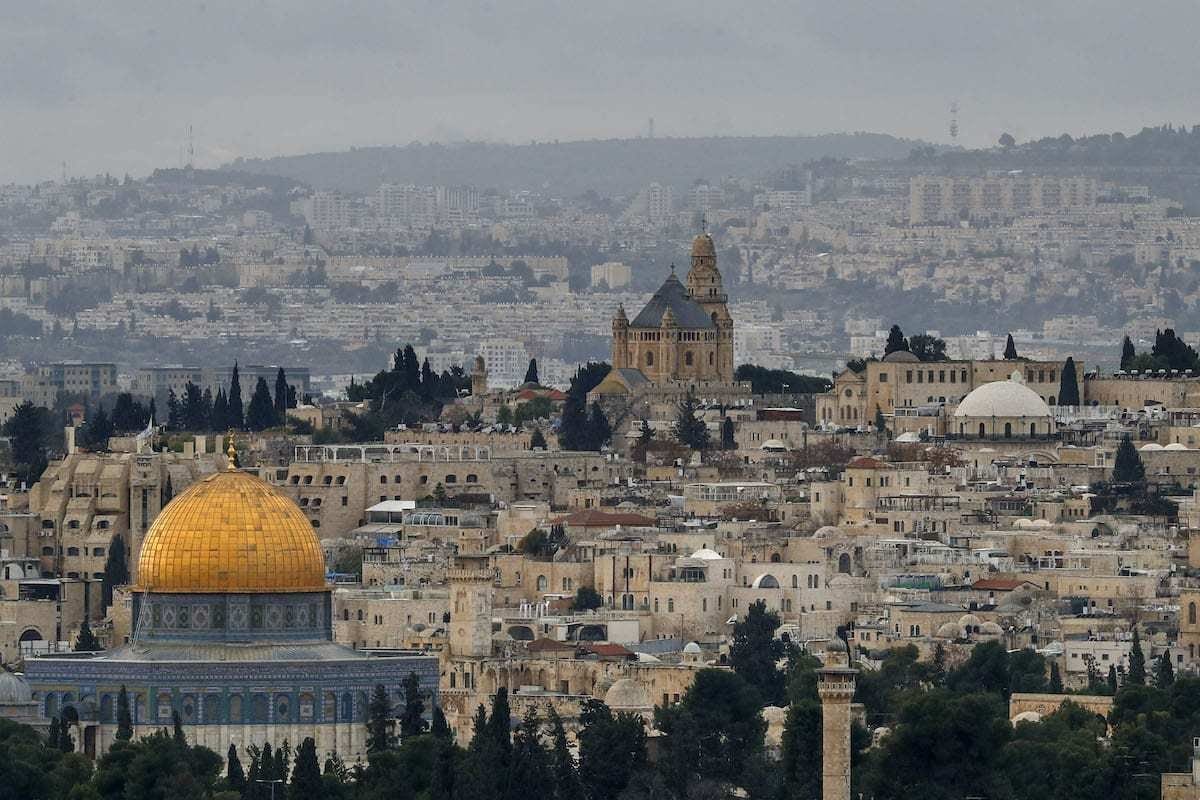 A Cúpula da Rocha (esq.), no complexo das mesquitas de Al-Aqsa e a Abadia da Dormição na Cidade Velha de Jerusalém em 15 de janeiro de 2021. [Ahmad Ghaeabli/AFP via Getty Images]