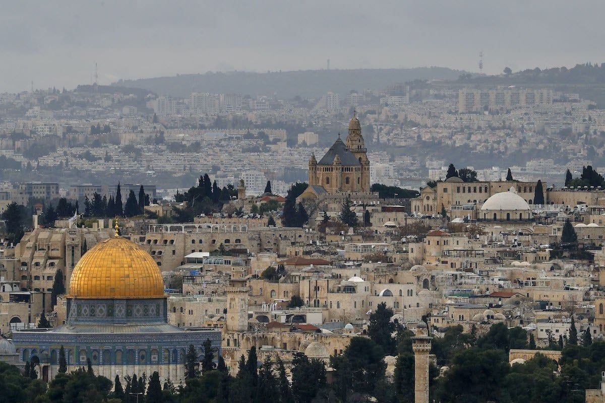 A Cúpula da Rocha, no complexo das mesquitas de Al-Aqsa e a Abadia da Dormição na Cidade Velha de Jerusalém, em 15 de janeiro de 2021. [Ahmad Gharabli/AFP via Getty Images]
