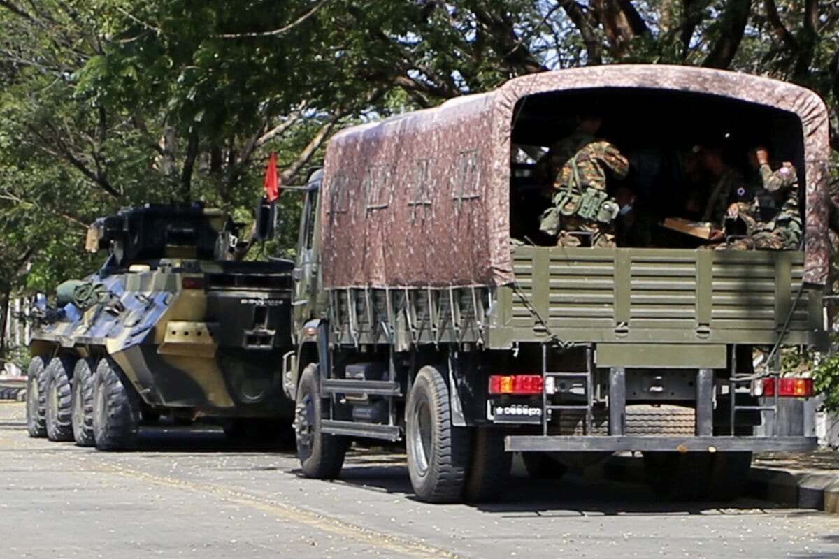 Soldados montam guarda perto de uma hospedaria que abriga parlamentares, em Naypyidaw, capital de Myanmar, 3 de fevereiro de 2021 [STR/AFP via Getty Images]
