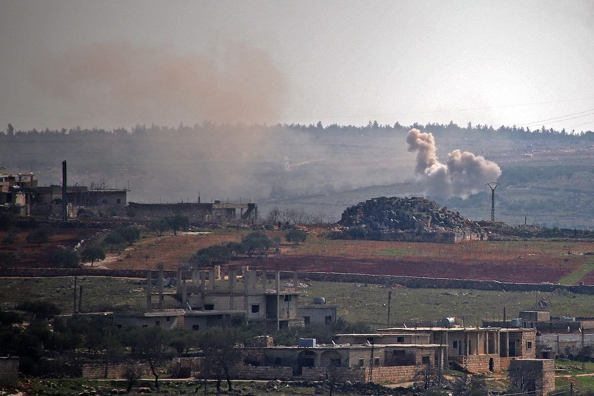  Ondas de fumaça após relatos de bombardeio por forças governamentais na cidade de Barah, na província de Idlib controlada pelos rebeldes em 12 de fevereiro de 2021. [Abdulaziz Ketaz/ AFP via Getty Images]
