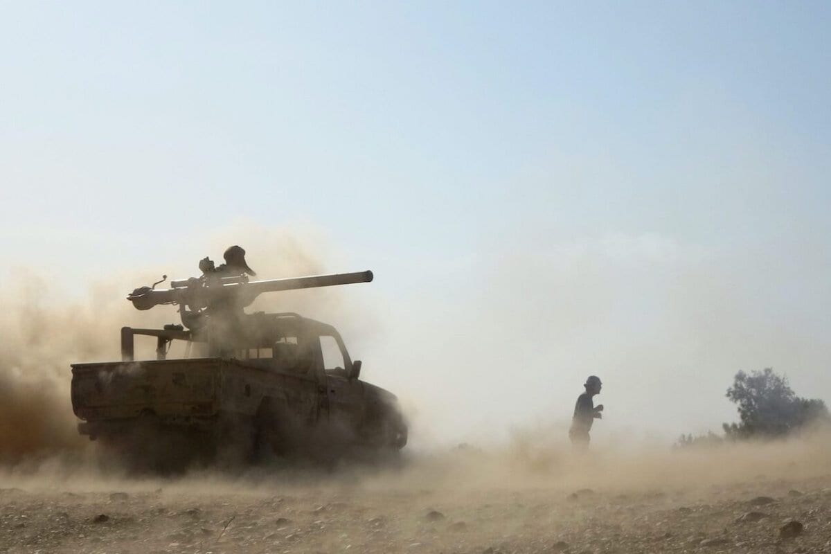 Tropas do governo iemenita, com apoio saudita, combatem rebeldes houthis na província rica em petróleo de Marib, a cerca de 120 km de Sanaa, capital do Iêmen, em 14 de fevereiro de 2021 [AFP via Getty Images]